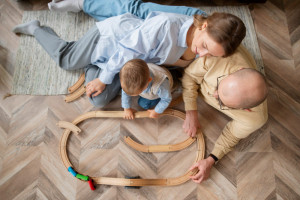 Parchet rezistent la apă: ce înseamnă cu adevărat și când ai nevoie de el